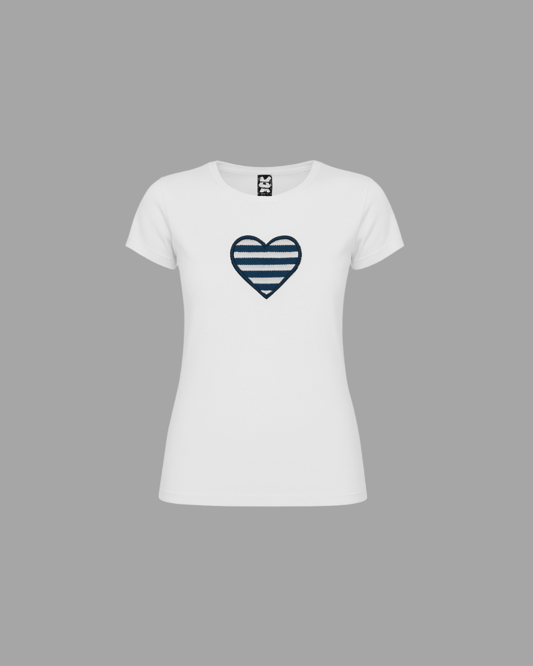 Camiseta de mujer blanca con bordado en forma de corazón