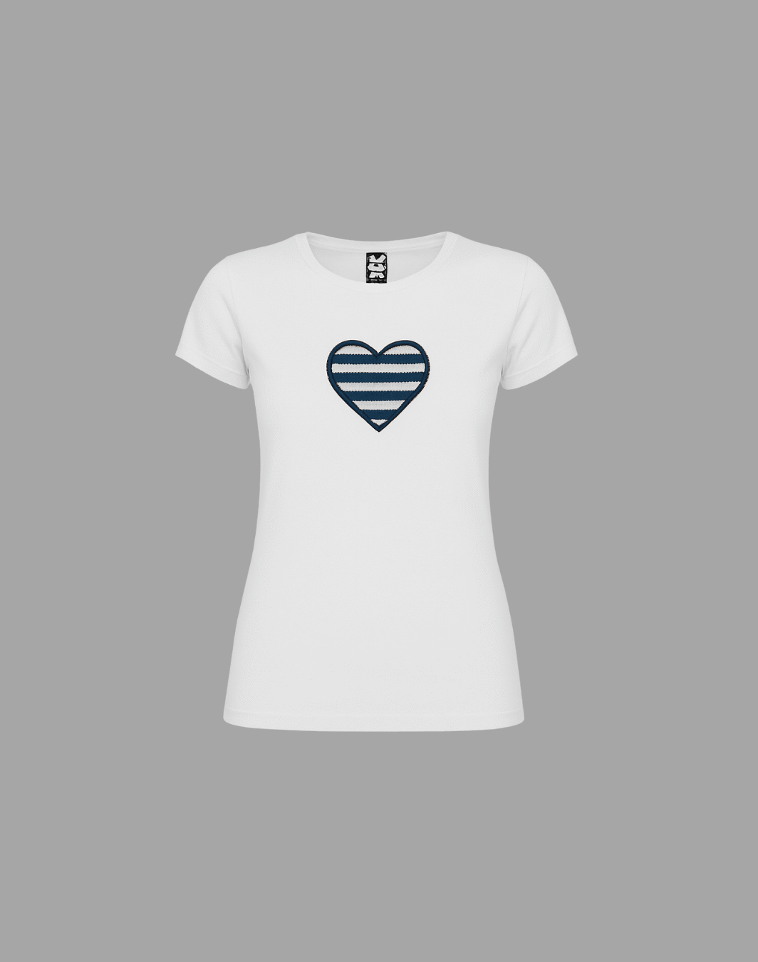 Camiseta de mujer blanca con bordado en forma de corazón