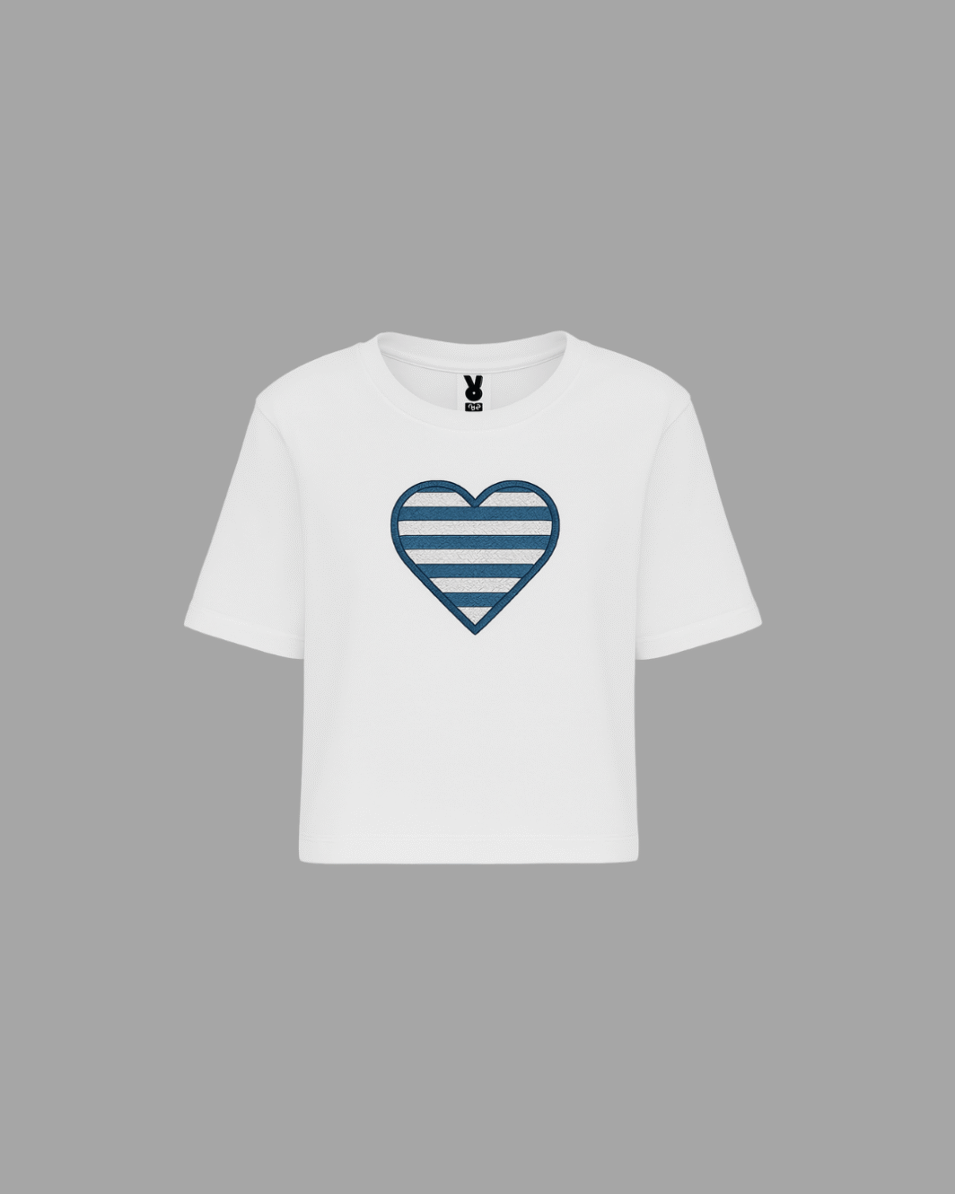 Camiseta corta oversize blanca con bordado en forma de corazón