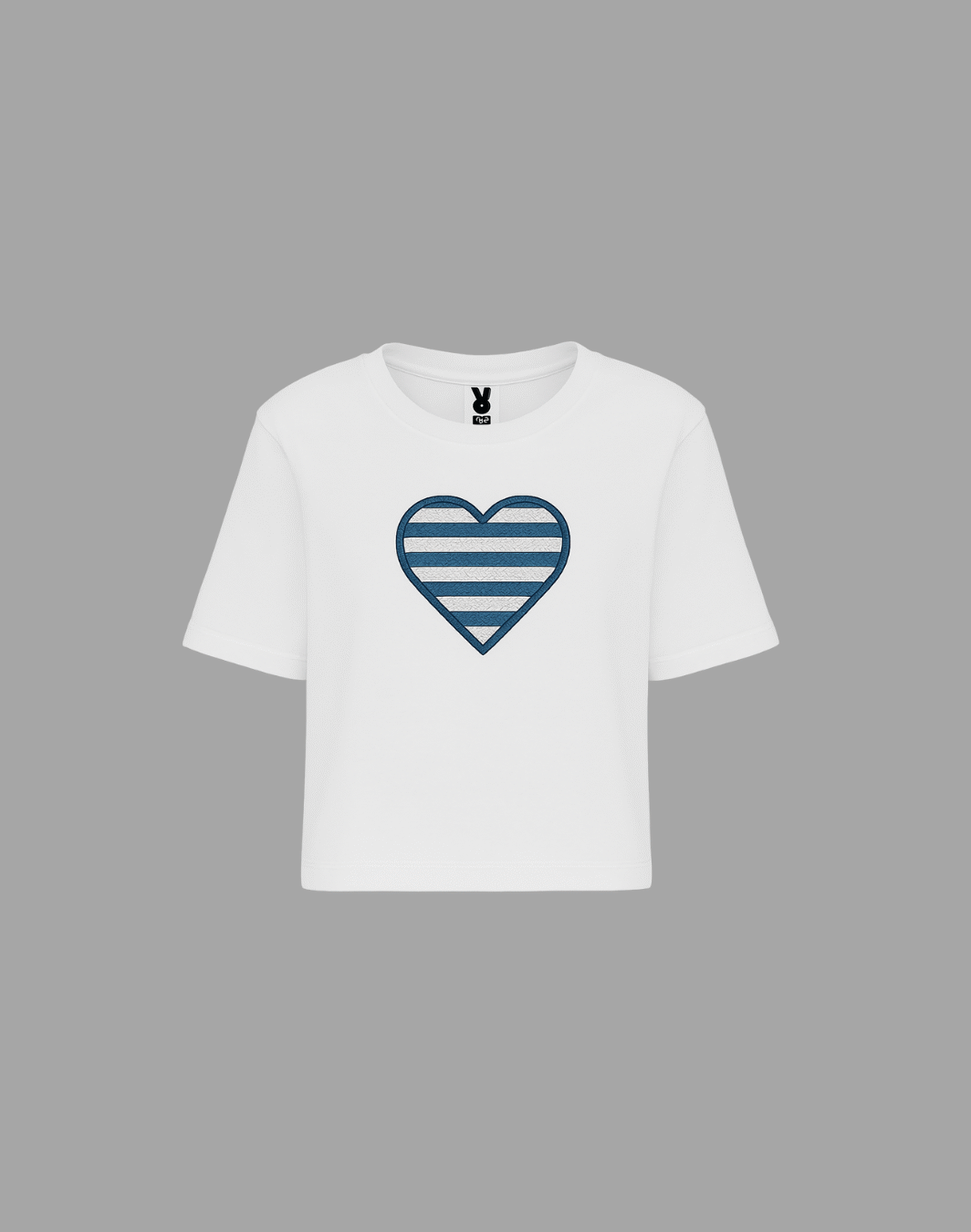 Camiseta corta oversize blanca con bordado en forma de corazón
