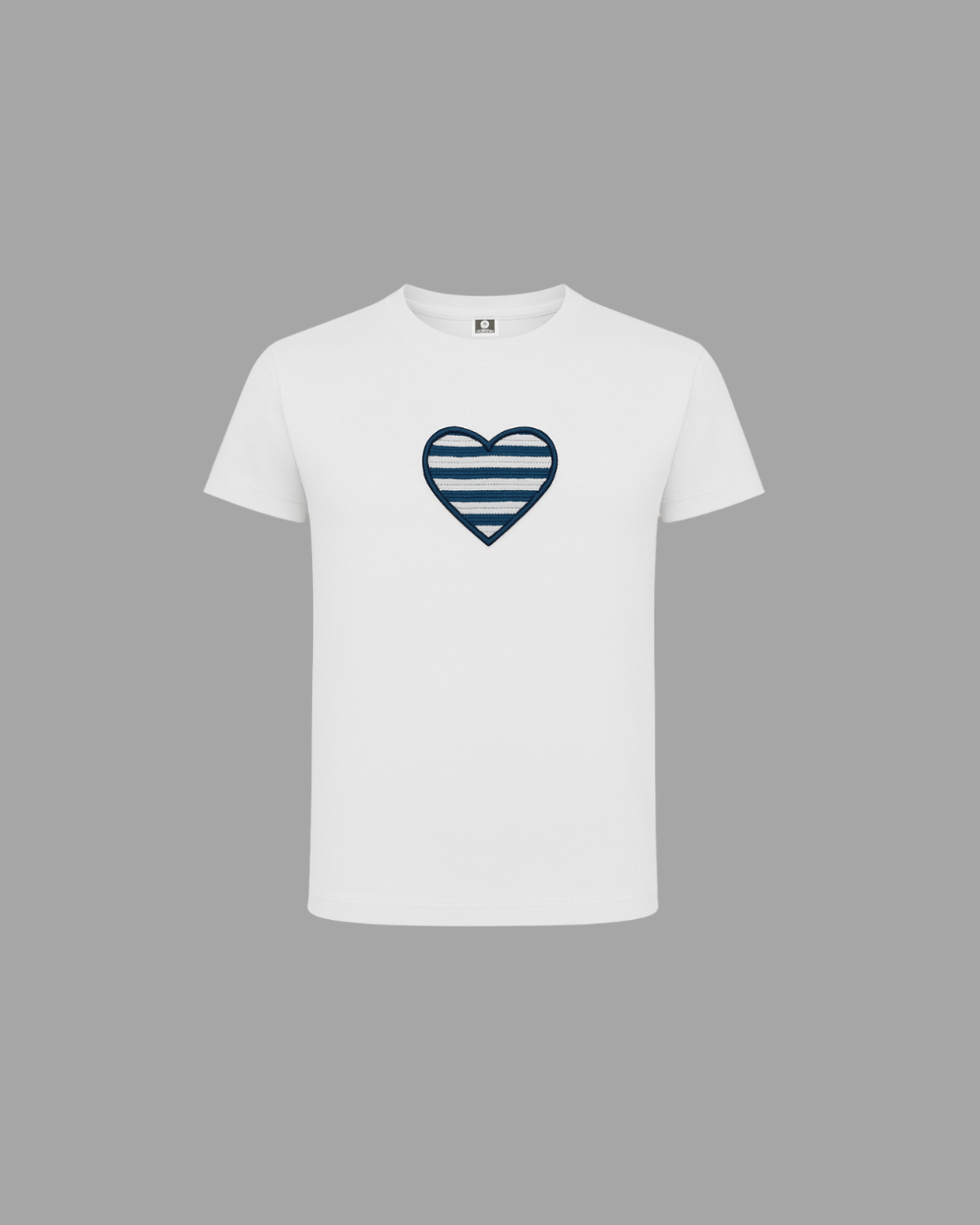 Camiseta de hombre blanca con bordado en forma de corazón