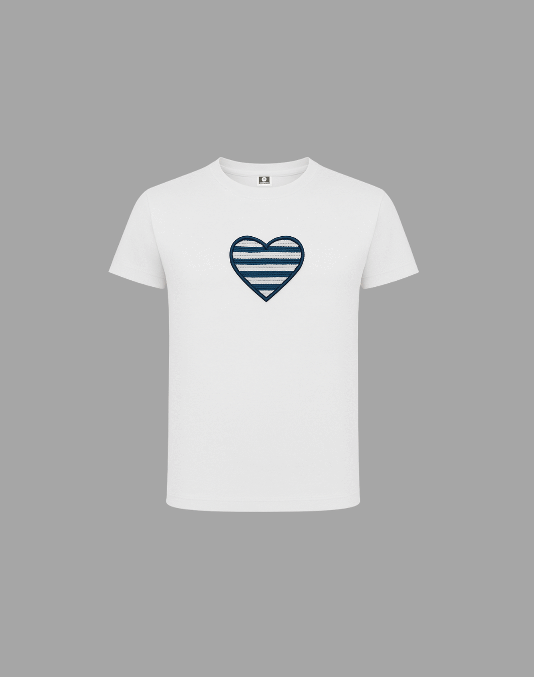 Camiseta de hombre blanca con bordado en forma de corazón