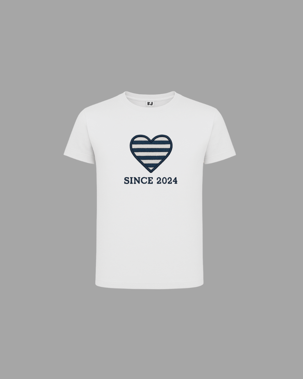 Camiseta de hombre blanca con bordado en forma de corazón más letras