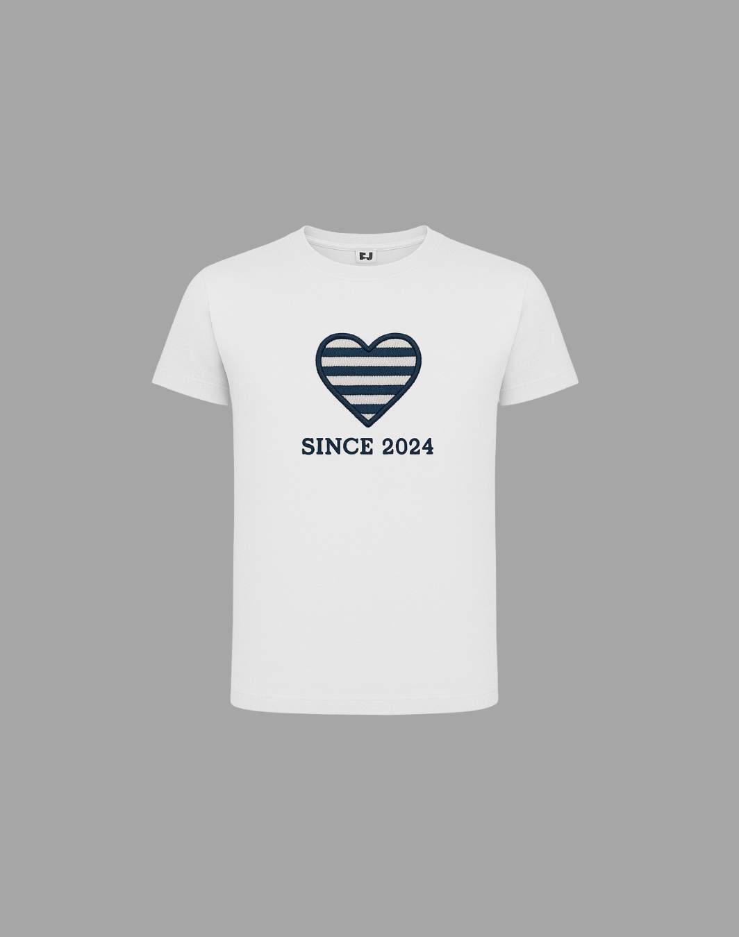 Camiseta de hombre blanca con bordado en forma de corazón más letras