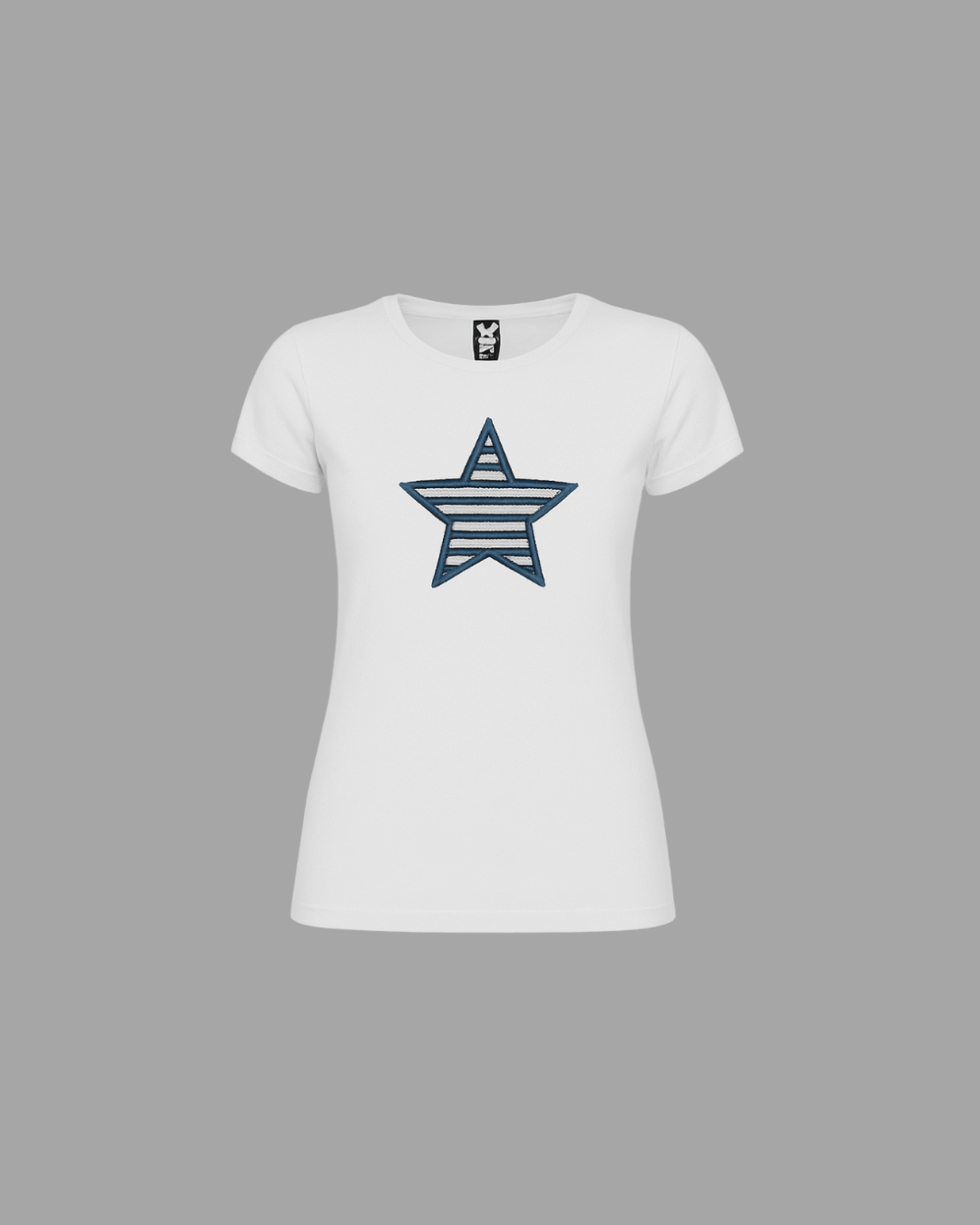 Camiseta de mujer blanca con bordado en forma de estrella en el pecho
