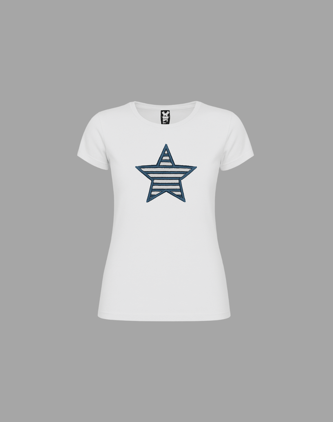 Camiseta de mujer blanca con bordado en forma de estrella en el pecho