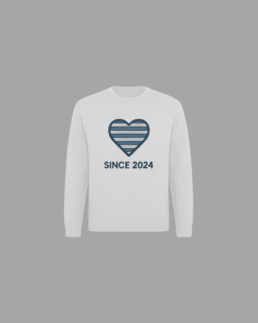 Sudadera sin capucha blanca con bordado en forma de corazón más letras
