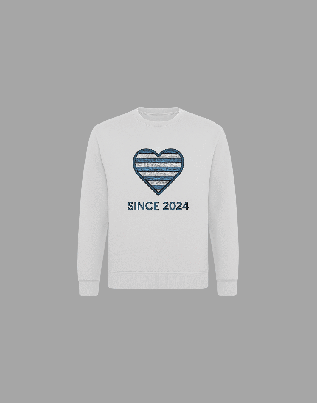 Sudadera sin capucha blanca con bordado en forma de corazón más letras