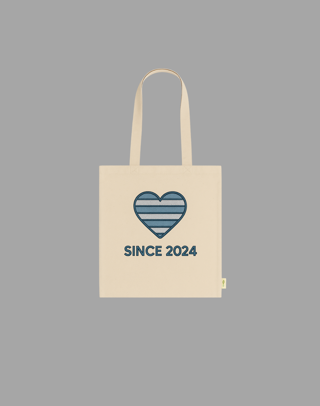 Tote bag personalizada con corazón bordado más letra