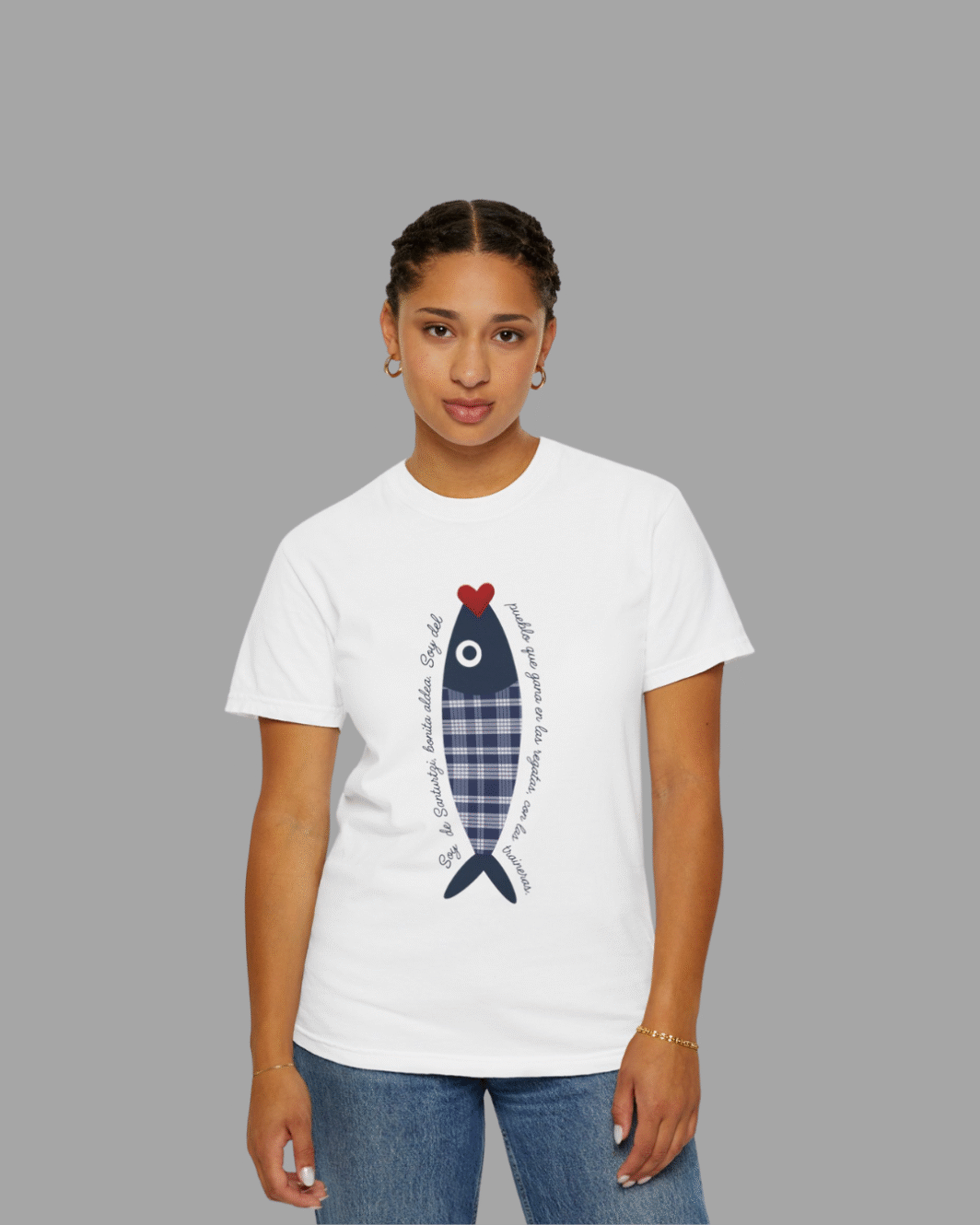 Mujer con camiseta de sardina