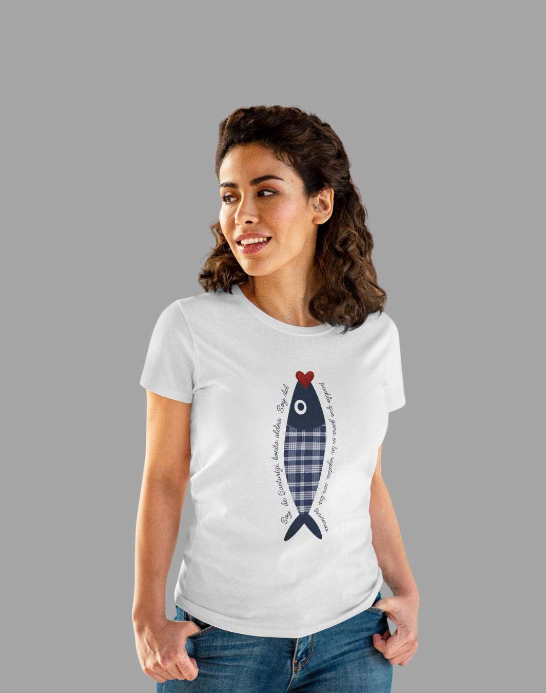mujer con camiseta de sardina