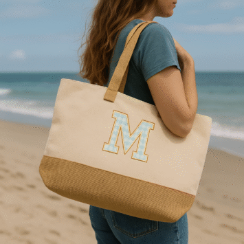 chica con bolso mallorca en la playa