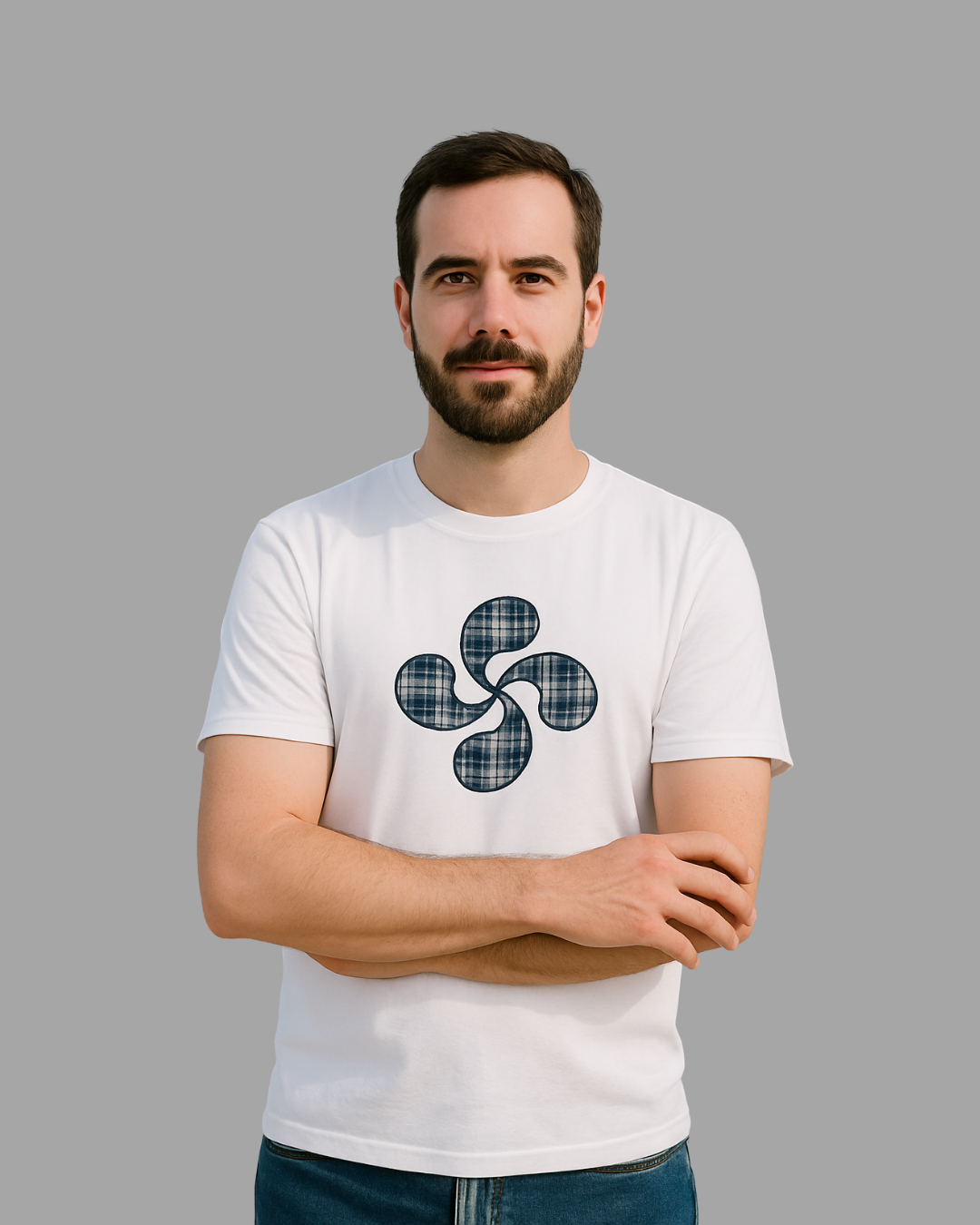 Hombre con camiseta de lauburu