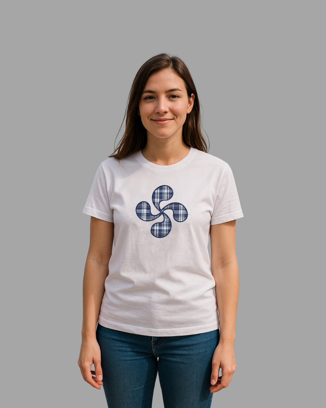 Mujer con camiseta de Lauburu