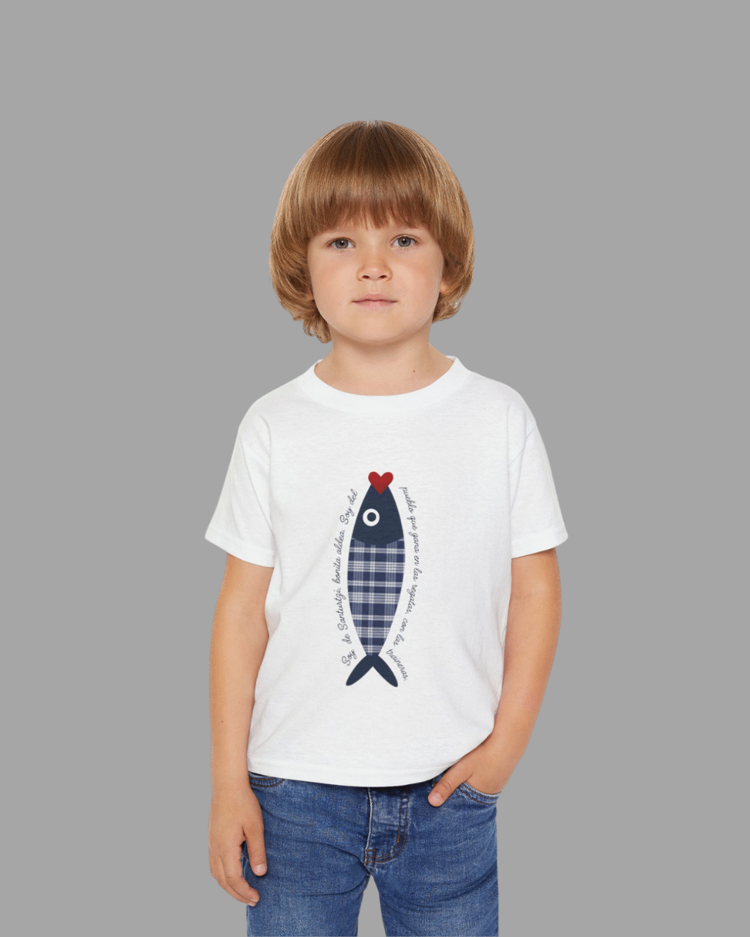 Niño con camiseta de sardina
