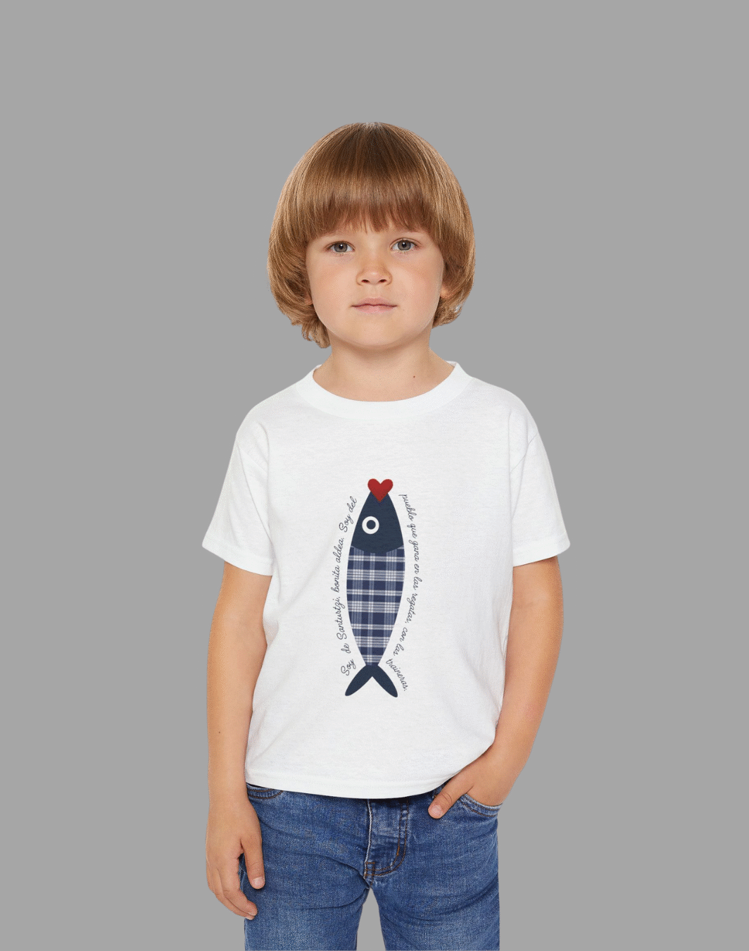 Niño con camiseta de sardina